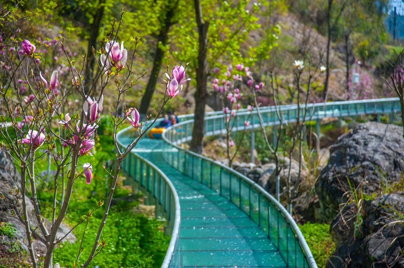 湖北省宜昌市嘲天吼景區(qū)玻璃水滑道